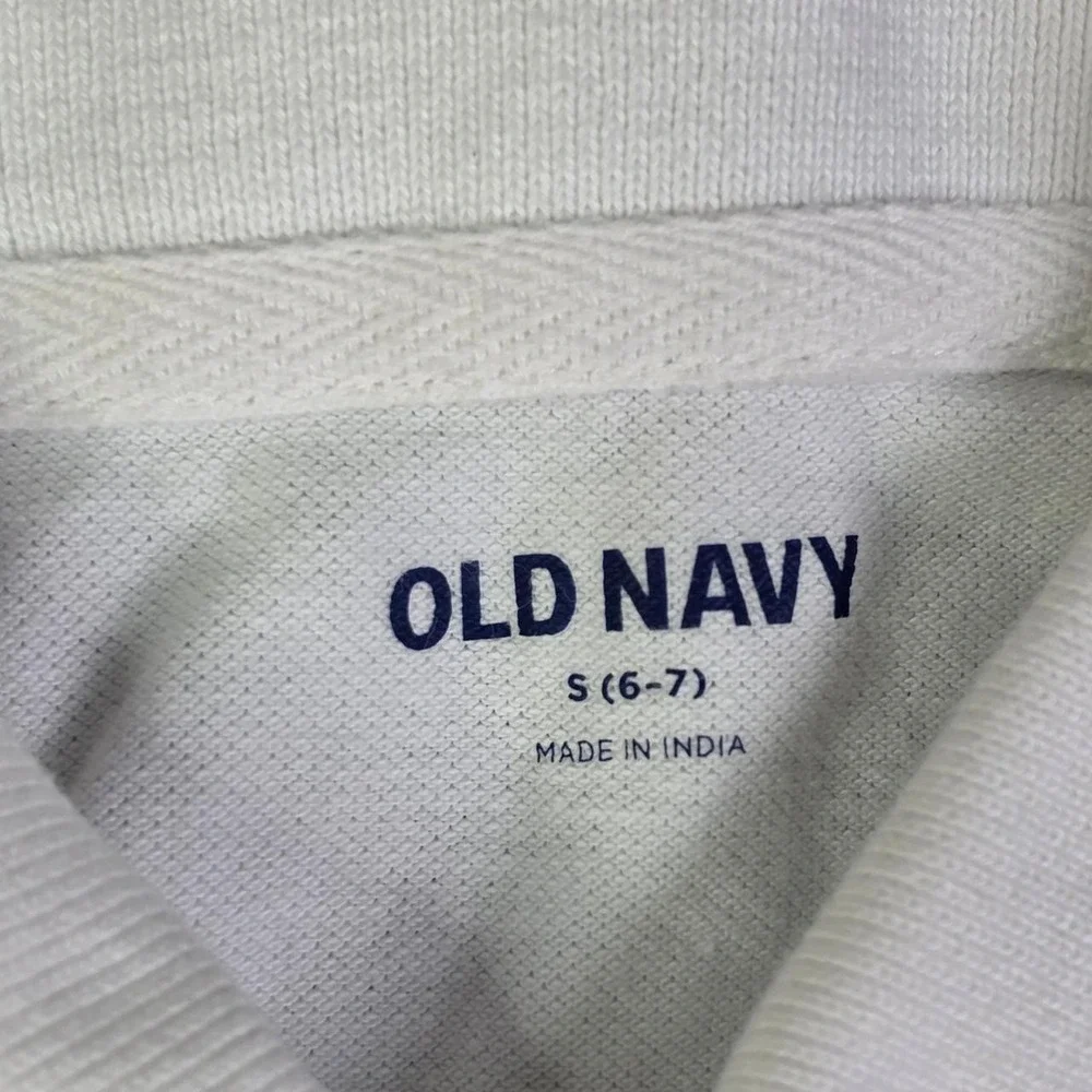 Kids Old Navy white polo shirt in size S (6-7)